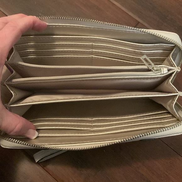 Guess cream wallet barely used - Picture 4 of 7